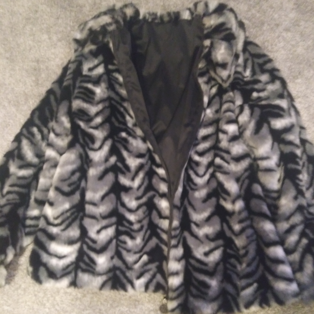Gorgeous Dennis Basso faux fur coat size L